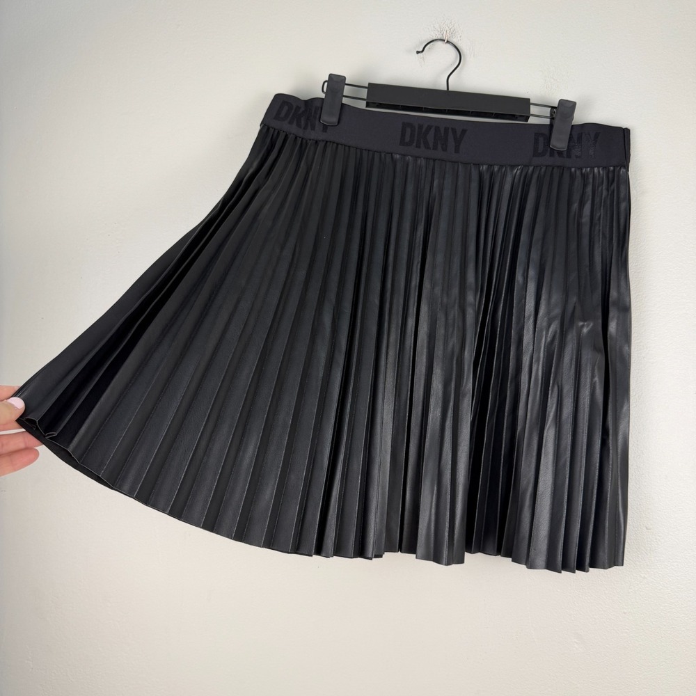 DKNY Pleated Faux Leather Mini Skirt Womens Large Black Elastic Waist Modern Fit - Picture 7 of 11